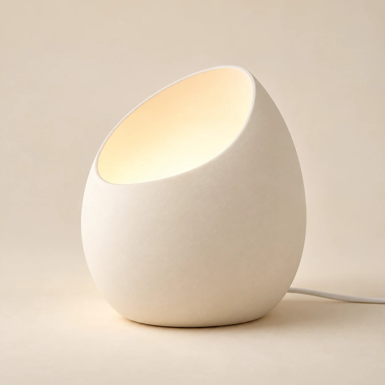 The smooth ivory resin form of the Alba Shell Lamp